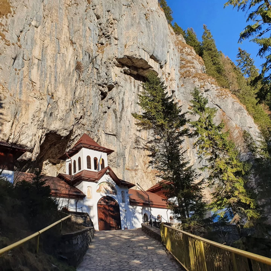 Mănăstirea de la Peștera Ialomiței
