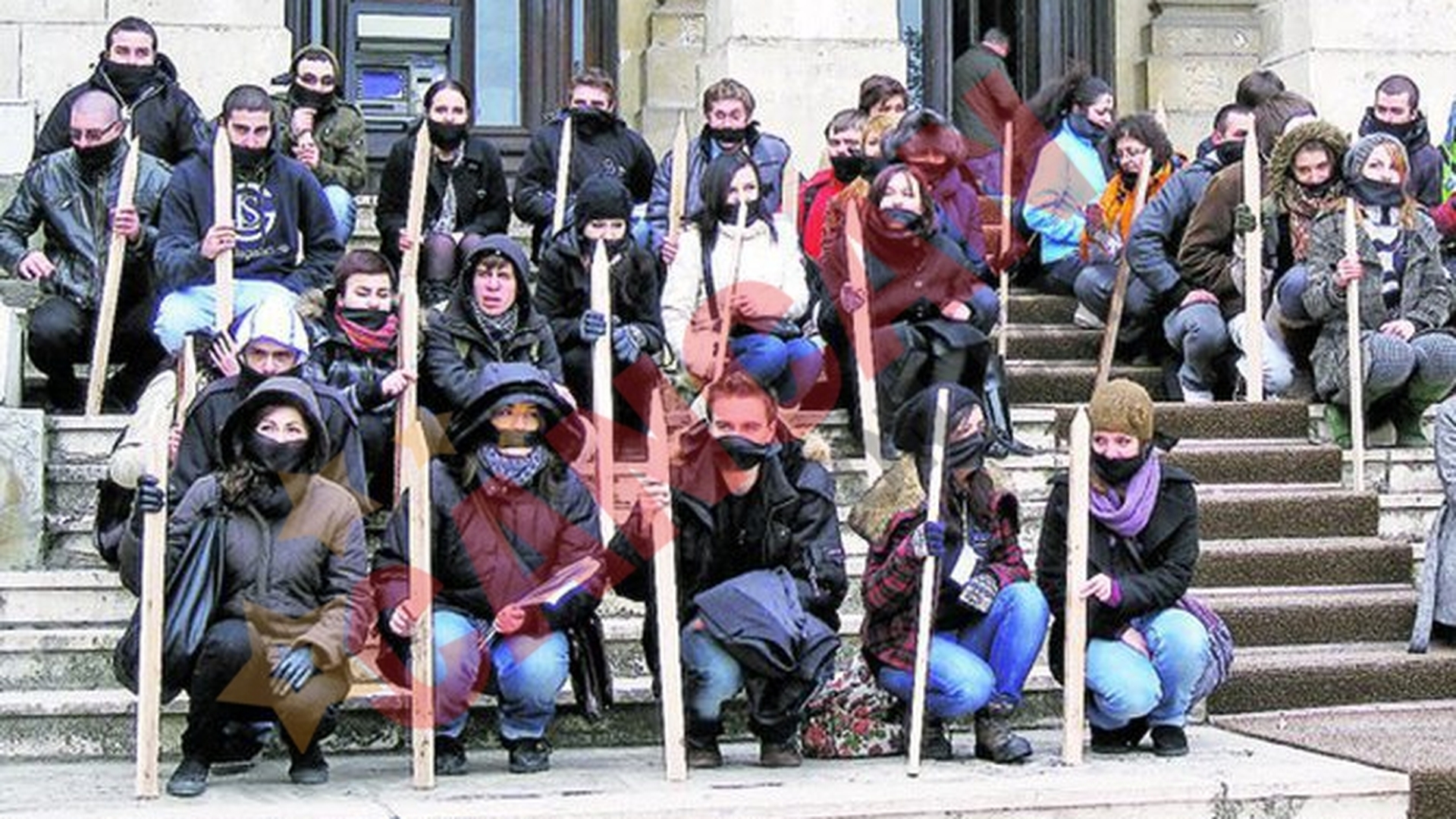 Protest cu tepe in maini