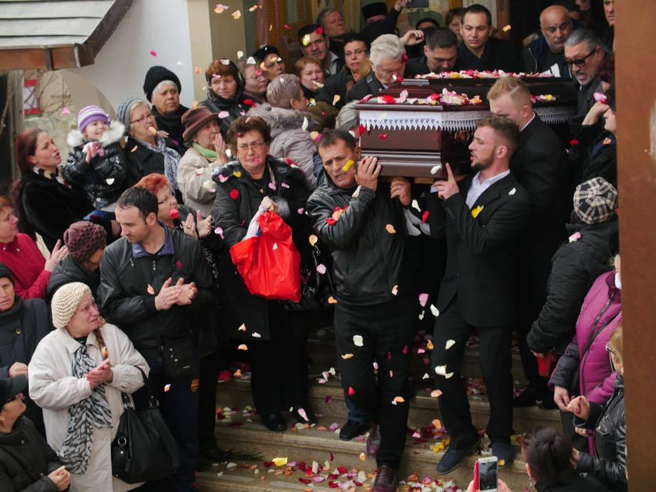 CORNEL GALEŞ nu i-a luat coroană de flori ILENEI CIUCULETE!  Motivul incredibil pentru care i-a adus un coş cu trandafiri soţiei sale