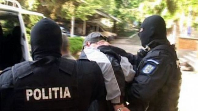 Bărbatul care și-a legat copilul de gât cu un ștreang, cercetat sub control judiciar