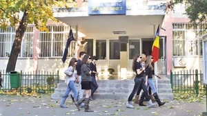 Rusinos! Elevii celui mai fitos liceu din Capitala s-au umplut de paduchi!