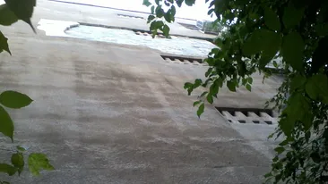 Pazea! Se prabuseste blocul peste voi! Locatarii unui imobil din Militari se roaga sa nu fie striviti de ziduri