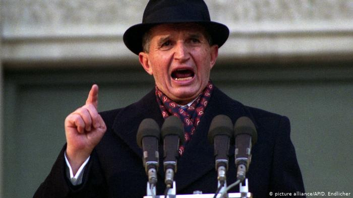 Ce tic rușinos avea Nicolae Ceauşescu. Dictatorul făcea asta aproape zilnic