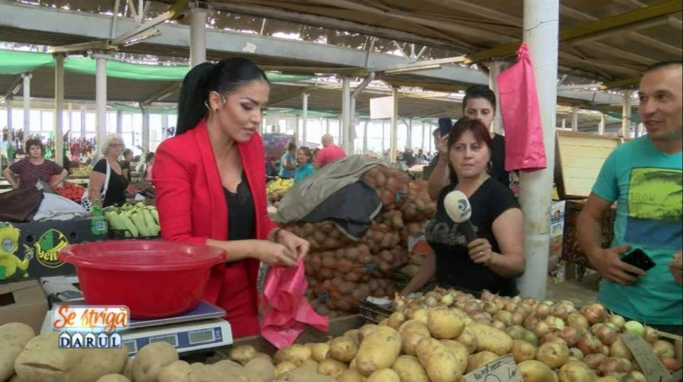 Cum a ajuns Andreea Mantea să vândă cartofi într-o piață din Craiova. Imaginile cu vedeta Kanal D au devenit virale