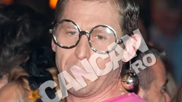 Harry, Harry Potter! Afla ce vedeta celebra de la noi este fanul numarul 1 al micului magician! S-a deghizat la fel ca el si ai spune ca sunt frati!