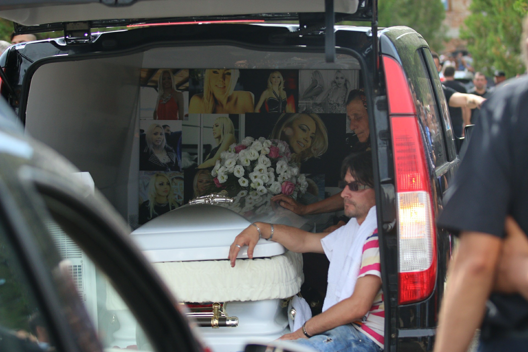 Denisa Răducu a fost condusă pe ultimul drum de 2.000 de oameni