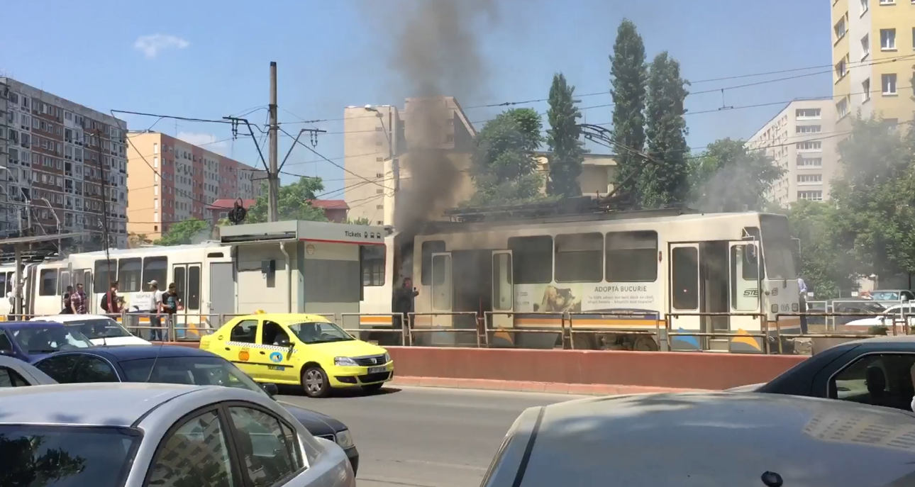 Incendiu grav în București. Un tramvai a luat foc în intersecție la Dristor
