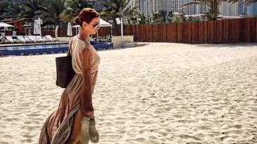 După ce s-a scris că şi-a mutilat sânii, DENISA de la Bambi a apărut aşa! Cum arată cântăreaţa în costum de baie