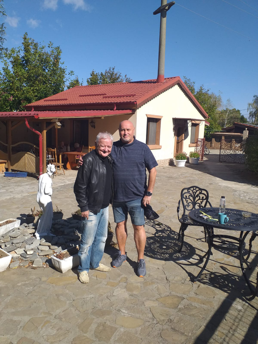 Irinel Columbeanu și amicul său, în curtea azilului