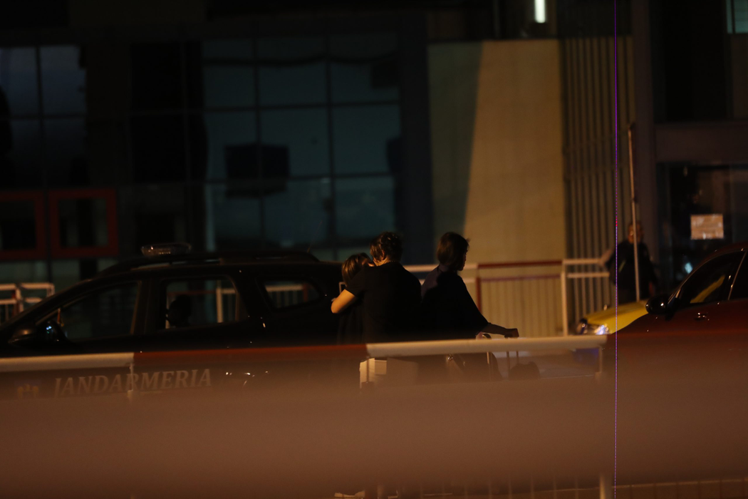 Sheila și Bogdan Ionescu se sărută în parcarea de la aeroportul Otopeni, după ce s-au întors din Turcia
