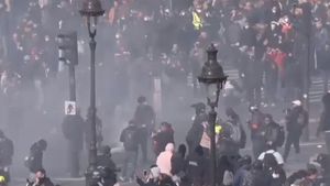 Magazinul central Louis Vuitton din Paris, atacat de protestatari. „Să le luăm banii miliardarilor!”
