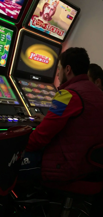 Alex Iordănescu şi amicul său au jucat inclusiv la păcănele
