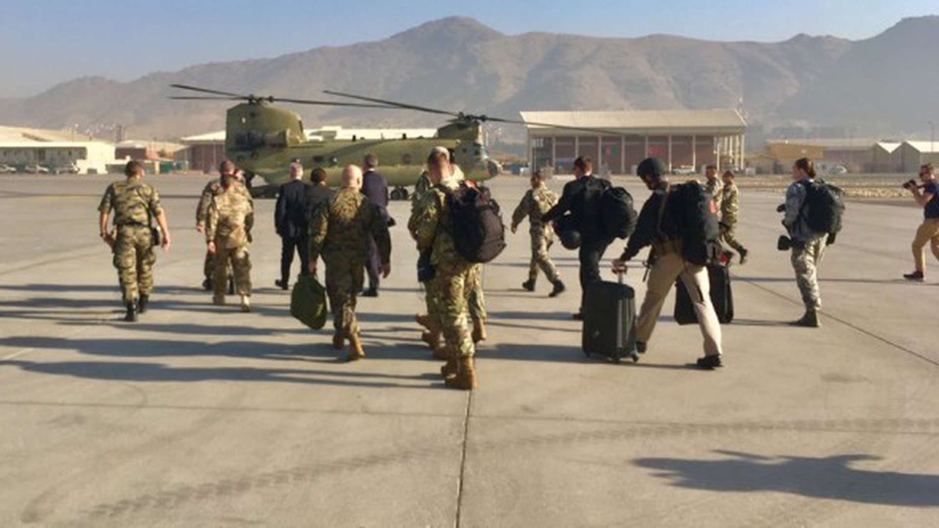 Şeful Pentagonului şi secretarul general la NATO, atacaţi în Afganistan!