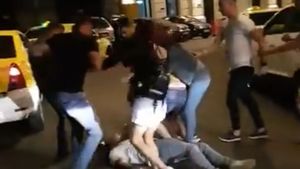 Scene terifiante în Centrul Vechi! Doi tineri sunt bătuți până când leșină! Agresorii îi lasă întinși pe stradă VIDEO