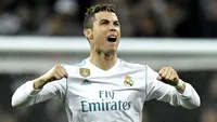 Momentul în care arbitrul se bucură alături de Cristiano Ronaldo, dupa eliminarea lui Juventus