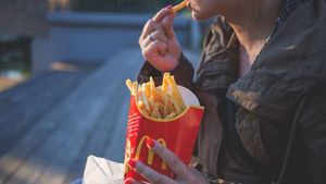 Un angajat Mc Donald’s dezvăluie ce se întâmplă în bucătărie, atunci când clienții ”nepoliticoși” cer cartofi prăjiți proaspeți