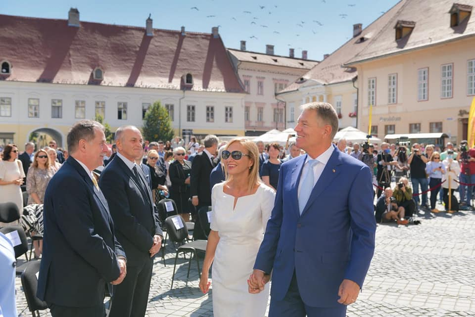 Carmen Iohannis, apariţie răvăşitoare la braţul preşedintelui Klaus Iohannis. Ţinuta care a întors capete