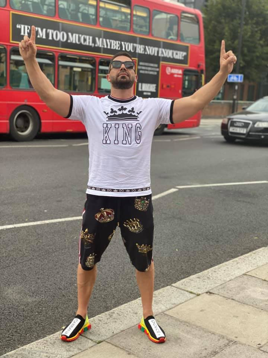 Manu Bombardieru îi dă replica lui Nuțu Cămătaru (Foto: Facebook)