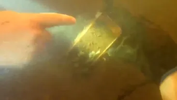 Un căutător de comori a găsit un telefon într-un râu și și-a dat seama că încă mai funcționa. Ce mesaje a găsit când l-a deschis