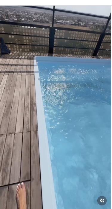 Cum arată penthouseul în care locuiește Roxana, iubita lui Cătălin Cazacu. Pe terasă are și piscină