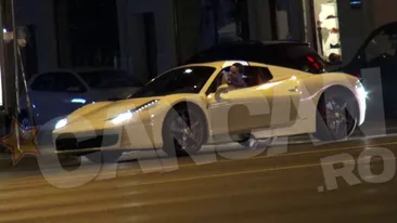 Adi Minune, cu Ferrari la sfatul batranilor. Manelistul s-a intalnit cu o “brigada” in toiul noptii