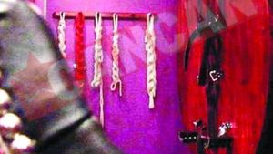 Si-a facut inchisoare sado-maso in pivnita