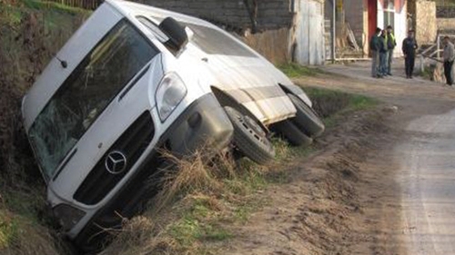 Accident incredibil pe DN72A! Două femei şi un copil dintr-un microbuz, răniţi după ce maşina a fost lovită de un autoturism