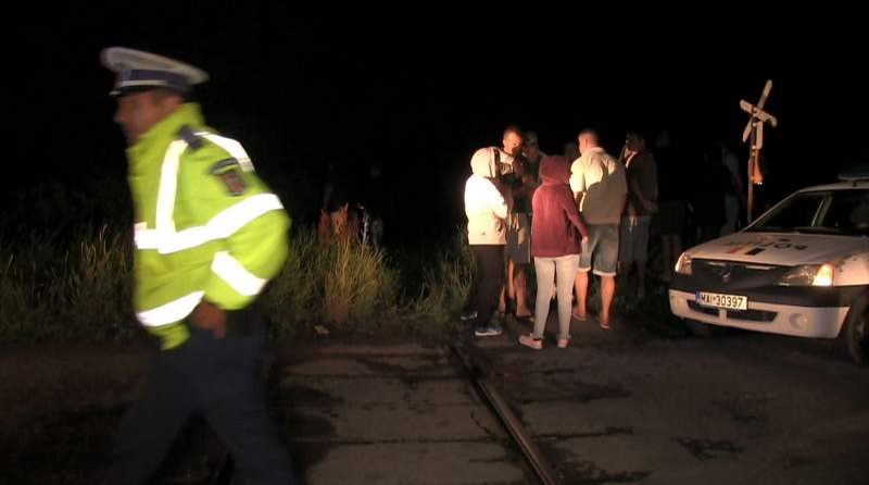 Cinci oameni au murit și un copil a supraviețuit în urma unui accident înfiorător! Mașina în care erau a plonjat zeci de metri  după ce s-a izbit de o cale ferată din Timiș