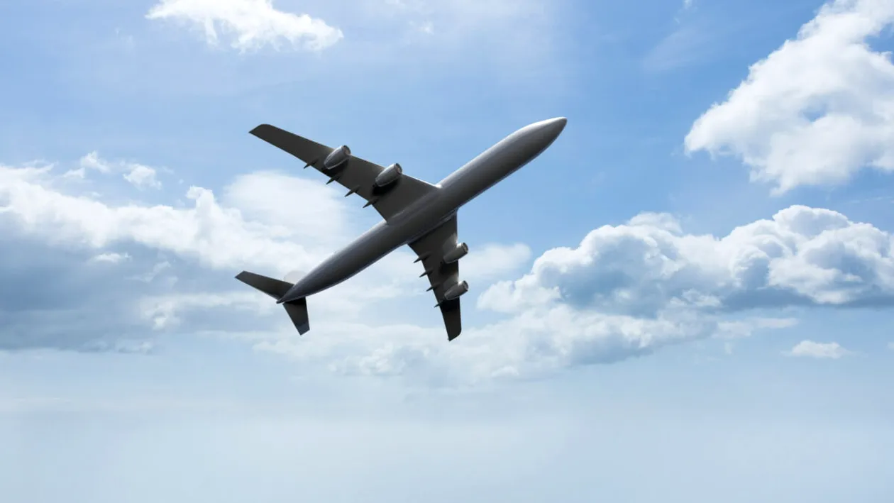 Sute de pasageri, blocați în aeroport, după o aterizare de urgență. Ce s-a întâmplat după oprirea avionului