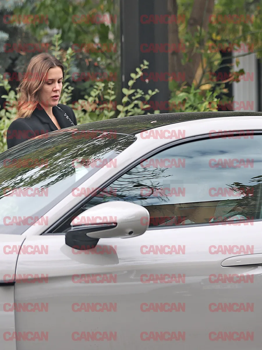 Soțul vedetei a așteptat puțin în mașină, apoi a uramt-o pe Emily în complexul din Nordul Capitalei