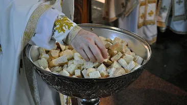 Cum se consumă, de fapt, anafura pe care o iei de la biserică în noaptea de Înviere? Regula pe care o încalcă mulţi