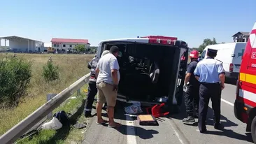 (VIDEO) Microbuz răsturnat în Dolj, la Pielești. Sunt 15 victime. S-a activat Planul Roşu
