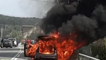 O mașină s-a făcut scrum după ce a luat foc în mers. Șoferul a reușit să se salveze în ultimul moment