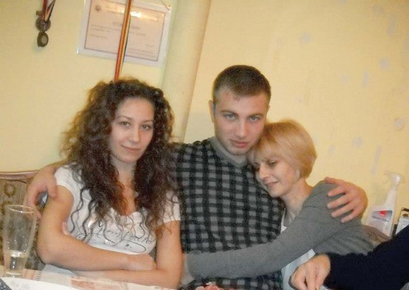 Bogdan și Alexandra, alături de mama acestuia, ucisă la Perla