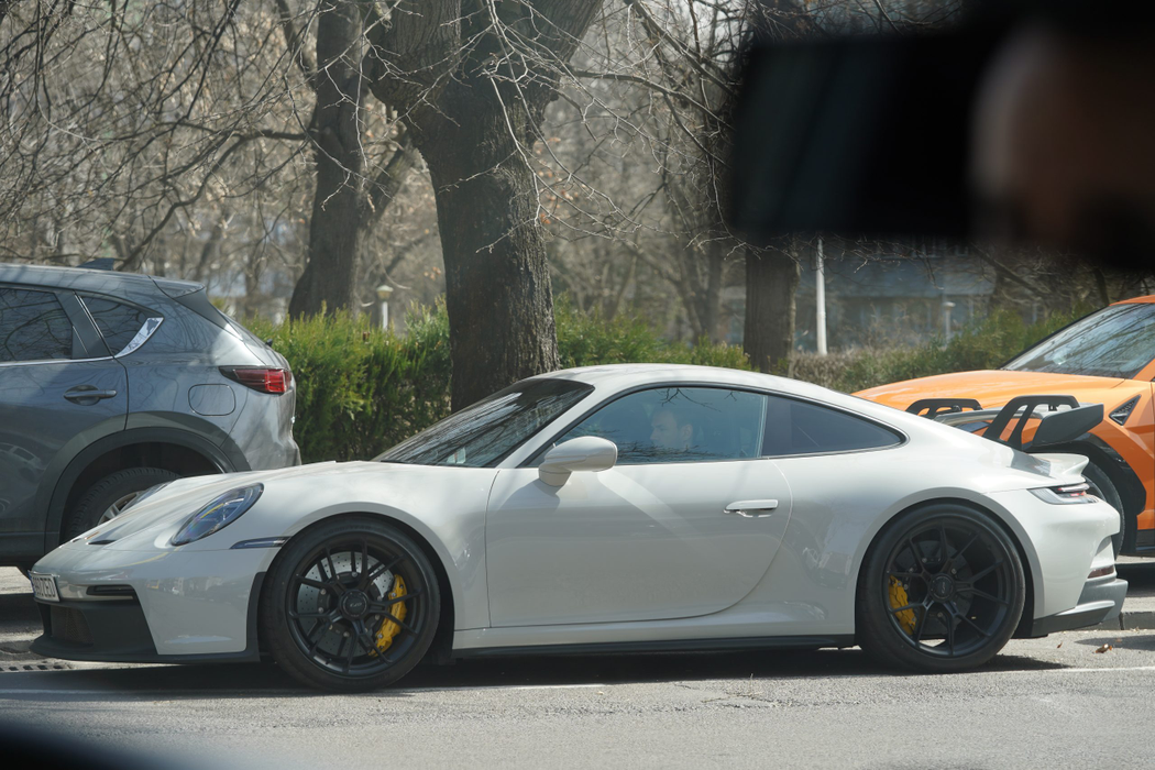 Zed și-a dus iubita la B4 cu un Porsche alb, achiziție nouă (Foto: CANCAN.RO)