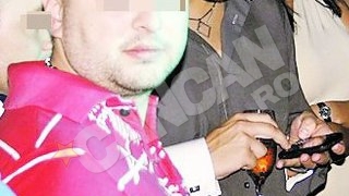 Badalau nu poate sta fara Adelina nici cand iese cu baietii. I-a dat mesaje toata noaptea