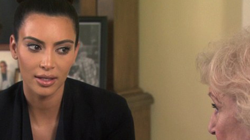Transformare incredibilă pentru Kim Kardashian! A fost îmbrăcată şi coafată de Betty White, bătrânica de 90 de ani!