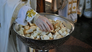 Cum se consumă, de fapt, anafura pe care o iei de la biserică în noaptea de Înviere? Regula pe care o încalcă mulţi