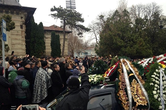 FOTO. Lacrimi și durere. Romeo Tâlmaciu a fost înmormântat. Soția regretatului profesor a leșinat!