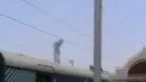 VIDEO SOCANT S-a urcat pe tren si a luat foc instantaneu!