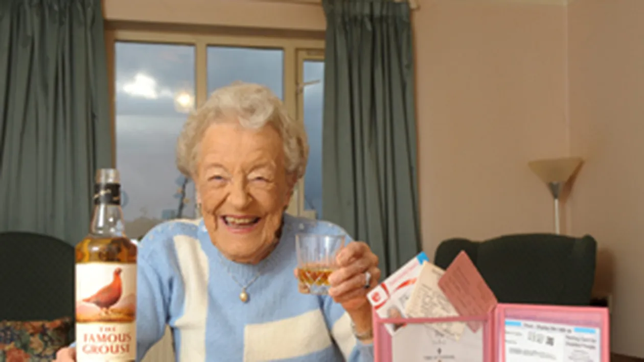 Are 92 de ani si au refuzat sa-i vanda bautura! Aflati aici cine este femeia careia i s-a cerut actul de identitate pentru a demonstra ca este majora