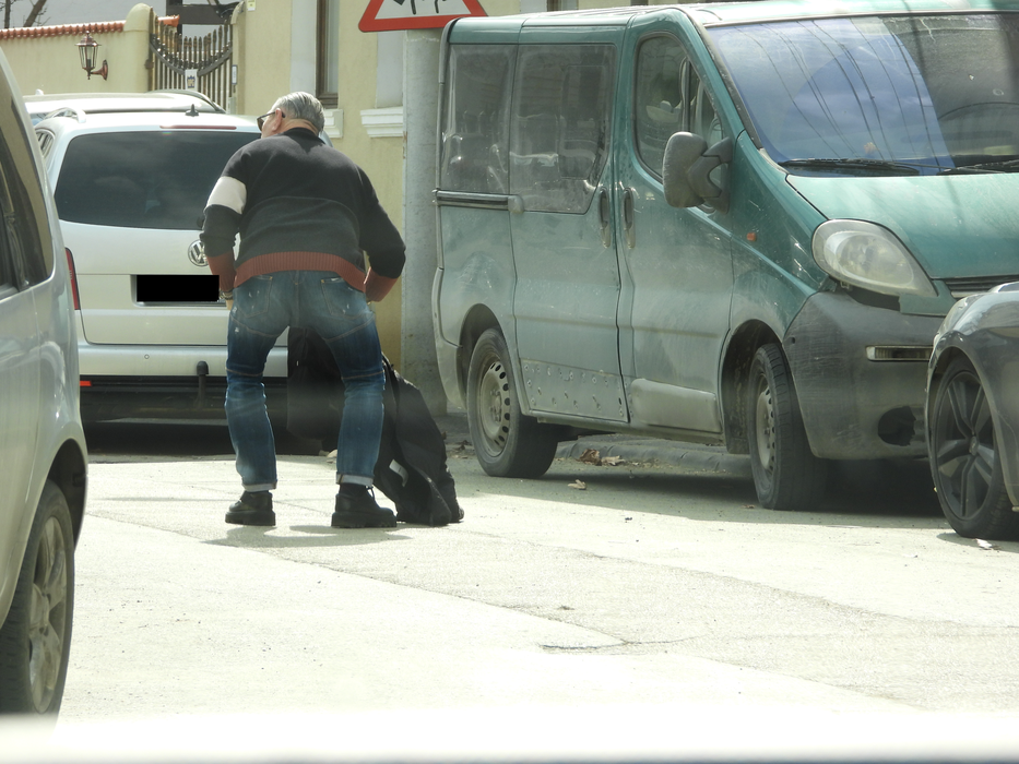 Serghei se apleacă după geacă
