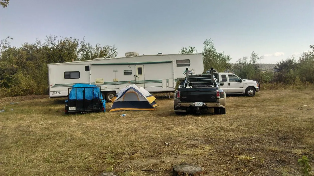 Polițiștii din Vaslui au descoperit arme și sute de cartușe în mașinile unui american de origine română. Detalii uluitoare din anchetă