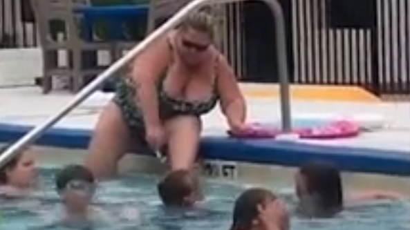 O femeie a fost filmată în timp ce se epila într-o piscină plină ochi cu copii