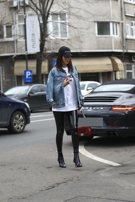 Dora este o tânără super sexy. Recent, s-a cuplat cu un milionar însurat, care o răsfață cu cadouri scumpe