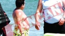 Adi Minune, pazit de bodyguard pe plaja