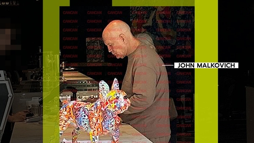 Imagini de colecție cu John Malkovich! Celebrul actor de la Hollywood a ”aterizat” în Piața Victoriei și...