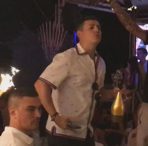 Fentosanii din ”Brigada Nepoții”, cu Marează și Flămânzeanu în frunte, au cheltuit 40.000 € într-un singur weekend pe șampanii Armand de Brignac