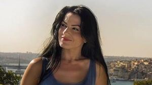 Timidă, cu pampoane si cu uniformă de scolărită! Ai idee cine e copila inocentă din imagine? Acum e o solista apreciată