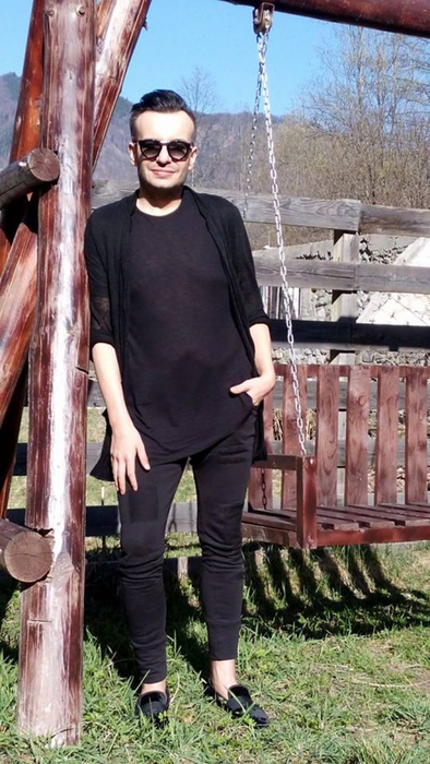 Un bărbat misterios îl plânge în hohote pe Răzvan Ciobanu și vorbește singur! Momente șoc la cimitir